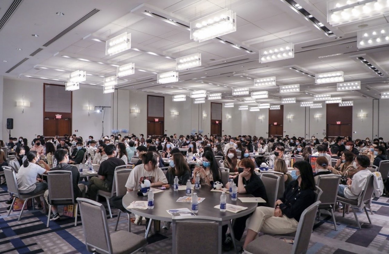 A full room of students at a CUAUT new student event